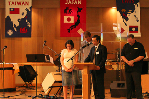 OMF international general director Dr. Patrick Fung prayed for missionaries to be dispatched. <br/> Photo: Gospel Herald/ Hudson Tsuei