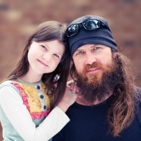 Mia and her father Jase Robertson (Photo: Miamoo.org) <br/>