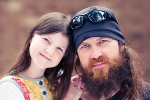 Mia and her father Jase Robertson (Photo: Miamoo.org) <br/>