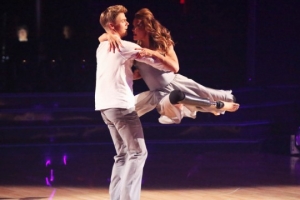 Amy Purdy danced a contemporary routine with her partner Derek Hough in tribute to her father. <br/>