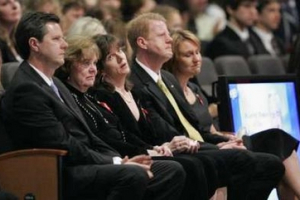 Jerry Falwell Jr. (L), Macel Falwell (2nd L), Jeannie Savas (3rd L), Jonathan Falwell and his wife, Shari Falwell (R), react to a video tribute during the funeral for Rev. Jerry Falwell at the Thomas Road Baptist Church in Lynchburg, Virginia, May 22, 2007. Falwell died on May 15 from heart failure. REUTERS/Steve Helber/Pool (UNITED STATES) <br/>