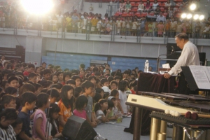 At the last altar call, many children rushed to the front and followed Tong in prayers sentence after sentence. This scene greatly touched these children’s parents. <br/>(Gospel Herald/Ian Hwang) 