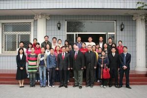 Dr Tunnicliffe with the students of Yanqing Theological Seminary: From left to right: Member of WEA North American council Dr David Jang, Dr Tunnicliffe, Vice President of Yanqing Theological Seminary Pastor Qi Tieying. <br/>(WEA)