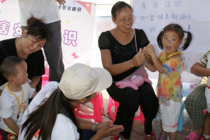 In the first children center setup by World Vision in Guangyuan City, the children, victims of Sichuan quake, are playing games to relieve their pains and hurts. <br/>World Vision 