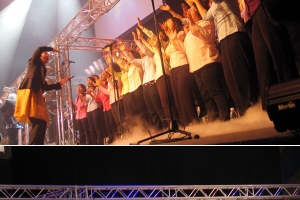 Rev. Sand Yu, founder of Stream of Praise, and SOP worship team united with the 60 member choir, consisting of brothers and sisters from local church, in the first event of their Asia Tour. <br/>(Gospel Herald) 