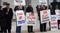 Pakistani Christians hold up signs