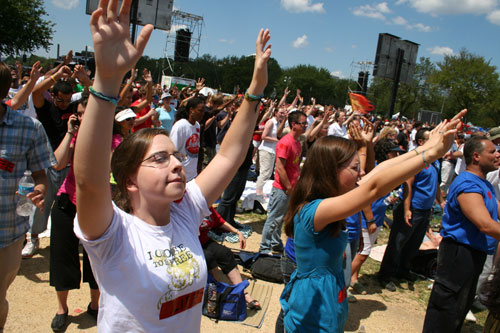 Tens of thousands of people raise their hands in prayer at TheCall DC on the National Mall, Saturday, Aug. 16, 2008. <br/>(The Christian Post)