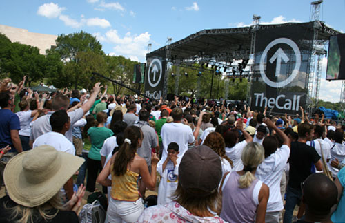 Tens of thousands of people raise their hands in prayer at TheCall DC on the National Mall, Saturday, Aug. 16, 2008. <br/>(The Christian Post)