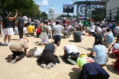 Tens of thousands of people kneel in prayer at TheCall DC on the National Mall, Saturday, Aug. 16, 2008. <br/>(The Christian Post)