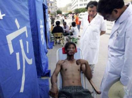 A victim receives medical treatment outside a temporary tent set up after a strong earthquake hit Pu'er, in southwest China's Yunnan province, June 3, 2007. (Reuters/Stringer CHINA) <br/>