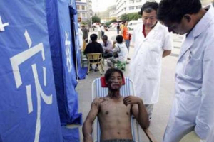 A victim receives medical treatment outside a temporary tent set up after a strong earthquake hit Pu'er, in southwest China's Yunnan province, June 3, 2007. (Reuters/Stringer CHINA) <br/>