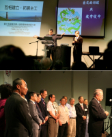 Above: Through the exhorting of Romans, Rev. Andrew Wong encouraged the ministers to minister loyally and to build the church of love; Below: Rev. Simon Choi, Former general-secretary of North America Chinese Baptist Alliance, prayed for the officers of the alliance, blessing their works. <br/>(Gospel Herald/Sharon Chan)