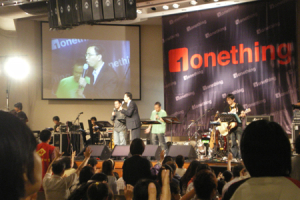 IHOP International Ministry Department Director Daniel Lim and Joshua Worship Team leads the crowd to more deeply long to be together with God. <br/>Gospel Herald/Ian Hwang