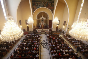 The congregation inside the Armenian church during Easter in 2012. (Reuters) <br/>
