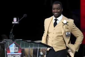 Curtis Martin accepts his induction into the Pro Football Hall of Fame with tearful tribute to his mother and years of hard work. (Reuters) <br/>