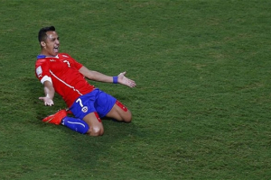 Chile striker Alexis Sanchez could be the man to upset Brazil. (Reuters) <br/>