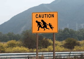 A sign cautioning the illegal border crossing of immigrants is placed prominently near the Texas/Mexico border. (AP) <br/>