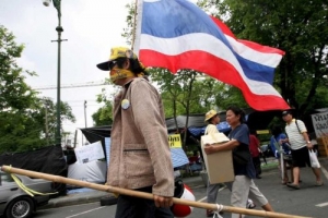 A Thai anti-government demonstrator walks withd a national flag around the Government House in Bangkok, Thailand 03 September 2008. Thailand's 43 state enterprise unions failed to deliver a nationwide strike as a show of support for protestors who have occupied Government House for the past week, forcing the prime minister to declare a state of emergency. <br/>EPA/ROLEX DELA PENA