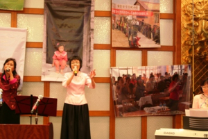 At the beginning of the dinner held in Silicon Valley, the hosts arranged for a Cantonese musical performance which sang of the hopes for the blood-related kin to come to know the gospel. <br/>(Gospel Herald) 