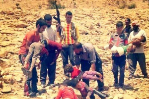 Yazidi Iraqis on Mount Sinjar carry the limp bodies of children as they flee their ISIS hunters. <br/>