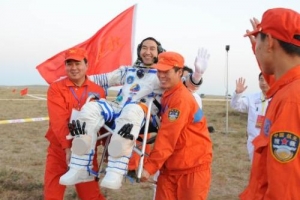 On Sept. 28, Shenzhou VII astronauts emerged from the space shuttle. The picture shows the rescue crew carrying Zhai Zhigang. <br/>Xinhua 