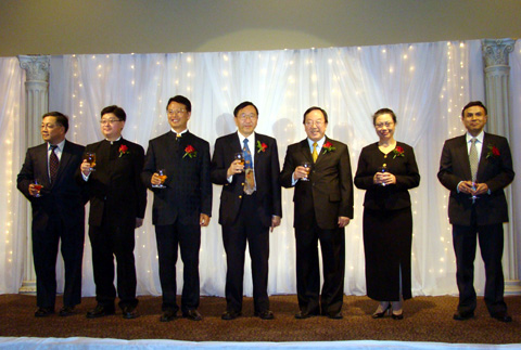 Standing at the center, Dr. Thomas Leung stands together with the CRRS Foundation Board of Directors at their annual fundraising banquet in Vancouver. <br/>(Gospel Herald) 