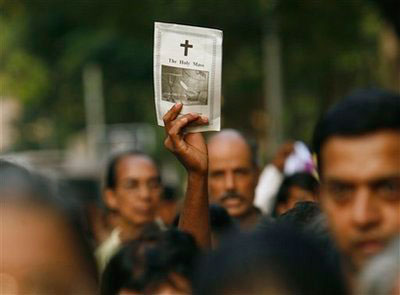 An Indian Christian holds up a prayer book as he participates in a protest march in Mumbai, India, Sunday, Oct. 5, 2008. Christians marched in protest demanding protection following attacks on the community members, their homes and churches by radical Hindus in several Indian states. <br/>(Photo: AP Images / Gautam Singh
