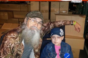 Si Robertson, left, and Haley (Holding Hands for Faley/Facebook) <br/>