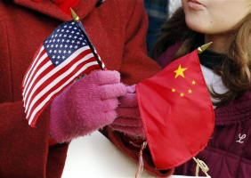 A girl holds a U.S. and Chinese flag at the White House in Washington. (Reuters) <br/>