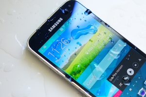 Samsung's flagship Galaxy S5 has updated to 4.4.4 Kitkat, but many Samsung devices haven't. Photo: Phandroid <br/>