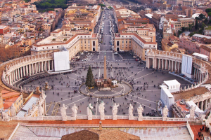 At least 3,500 fake Vatican parchments that were being sold to unsuspecting pilgrims taking part in Pope Francis' Holy Year celebrations were seized Monday by Police in Rome, according to Associated Press sources. <br/>