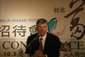 Traveling by Samaritan’s Purse private jet, influential evangelist Franklin Graham official arrived in Taiwan on Oct. 29. In a press conference, Graham and the participating Christian celebrities together urged Taiwan’s citizens to grab the opportunity to attend this festival, experiencing the life-changing power of the gospel. <br/>(Gospel Herald/Ian Hwang)