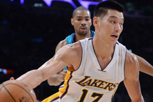 Los Angeles Lakers guard Jeremy Lin (17) drives to the basket as Charlotte Hornets guard Gary Neal (12) gives chase. Reuters <br/>