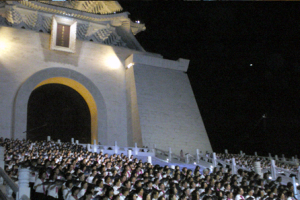 The voices of the 3,000 people choir. which consists of believers from the churches throughout Taiwan, echoed through the National Chiang Kai-shek Memorial Hall on the first night of Taipei Franklin Graham Festival on Oct. 30, 2008. <br/>(Gospel Herald/Ian Hwang)
