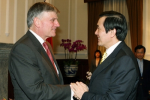 Just two hours before the Taipei Franklin Graham Festival officially began, influential evangelist Franklin Graham met with the Taiwan's president Ma Ying-jeou at the president's office in Taipei. During their conversation, Graham talked about Christian faith and the cross-strait relationship between China and Taiwan. They shared a heart-felt conversation. After which, Graham presented President Ma a Chinese Bible and gave a prayer of blessing. <br/>(Taipei Franklin Graham Festival) 