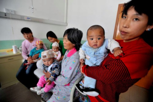 The poisonus milk powder incident which affect the entire country reveals the urgency for the need of moral uplifting. The picture shows the baby victims who have developed kidney stones as a result of drinking the poisoned raw milk. <br/>(Chinareviewnews.com)