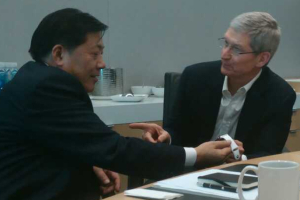 Apple CEO Tim Cook shows off the Apple Watch to Chinese government official Lu Wei during a meeting to show off the wearable device's security features. Photo: MacRumors <br/>
