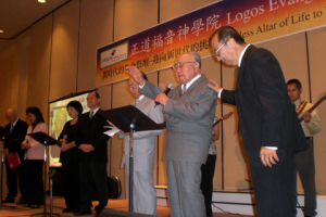 While the event was coming to an end, the worship team led the crowd to sing “HiNeNi”, which ignited the heart for service in the participants. Then, the Evangelical Formosan Church secretary general Rev. Issac Chen gave an offering prayer and the crowd sang “Fire of Revival”. Then, Rev. Timothy Lin who is 97-year-old delivered the prayer of blessing, marking the successful closure of the event. <br/>(LES) 
