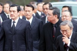 Taiwan President Ma Ying-jeou (first left) presented an award commemorating his lifetime contribution to the society. In his dedication speech, Mr. Ma affirmed Wang’s extraordinary life that left behind a proud model and is the light of Taiwan and Wang surely deserve the honorable name of Taiwan’s son. <br/>