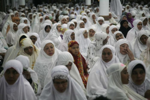Acehneses women attend a memorial service in Banda Aceh. Photo: AFP <br/>