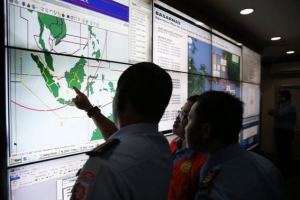 Military and rescue authorities monitor progress in the search for AirAsia Flight QZ8501. Photo: Reuters <br/>