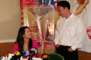 Michael Chang and his newly wed wife Amber Liu look upon each other lovingly. <br/>Gospel Herald/Sharon Chan 