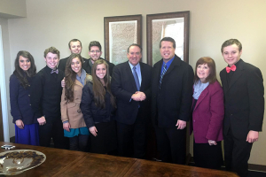 Mike Huckabee and '19 Kids and Counting' Duggar Family attends inauguration ceremony for incoming Arkansas governor Asa Hutchinson. (Photo: Facebook/DuggarFamily) <br/>