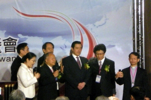 Rev. Chow Shen-chu then led a pastoral team that consists of ministers who speak aboriginal dialects, Hakka dialects, Taiwanese dialects, and Mandarin to lay their hands on Mr. Ma and to pray for him. This combination of ministers of different backgrounds symbolized the unity between them. <br/>(Gospel Herald/Ian Hwang)