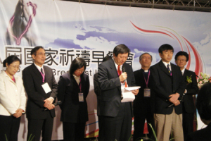 Rev. Pan Liu Yu-Hsia, Good TV CEO, World Vision Taiwan President Hank Du, and Rev. Yang Ning-ya then led the crowd in prayers for every level of Taiwan’s society: economy, media, technology, entertainment, family, and etc. <br/>(Gospel Herald/Ian Hwang)