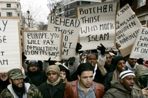Protesters in London hold up signs threatening European non-Muslims. Photo: ijreview.com <br/>