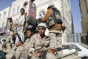 Houthi fighters ride a truck while patrolling a street in Sanaa January 21, 2015. Photo: Reuters <br/>