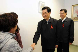 President Hu Jintao called on Monday for spreading AIDS prevention knowledge to the public and helping each AIDS patient, during his visit to a hospital in Beijin on World AIDS Day. <br/>(Xinhua Photo)