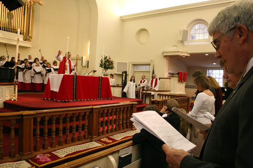 Congregants at Truro Church in Fairfax, Va., sing on Sunday, Nov. 30, 2008, as the Rt. Rev. Martyn Minns leads from the front. <br/>(Photo: The Christian Post)