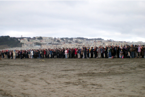 At 3 p.m., Sunday, this group of believers who consist mostly of those over 60 years old and many mothers with children faced the Pacific Ocean and lined up into three rows. They began the prayer meeting by singing “Missions China” and “China’s Morning 5 A.M.” <br/>(Gospel Herald/Sharon Chan)